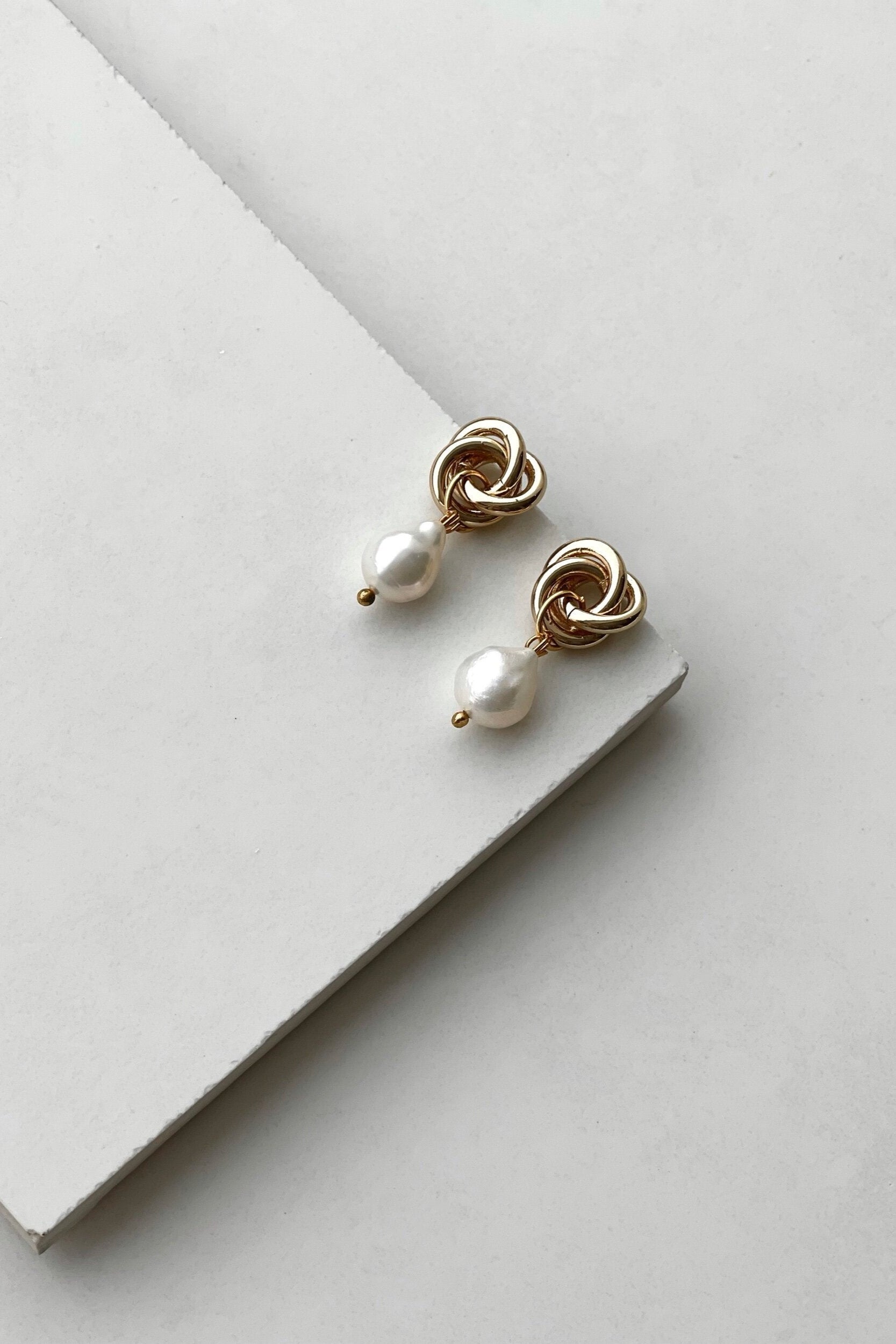 Infinty Knot Baroque Drops - Sale