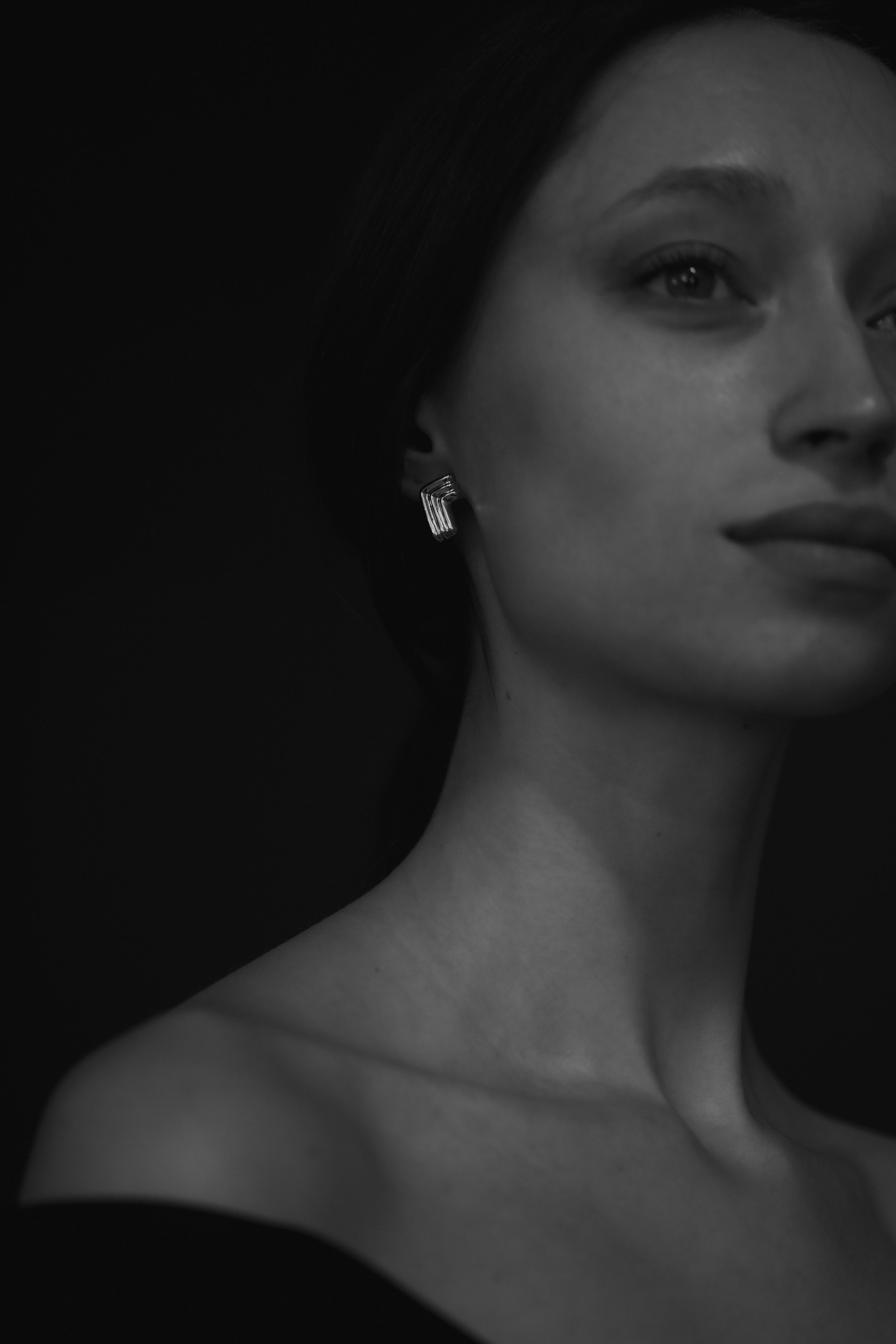 L Ribbed Sculptural Stud Earrings