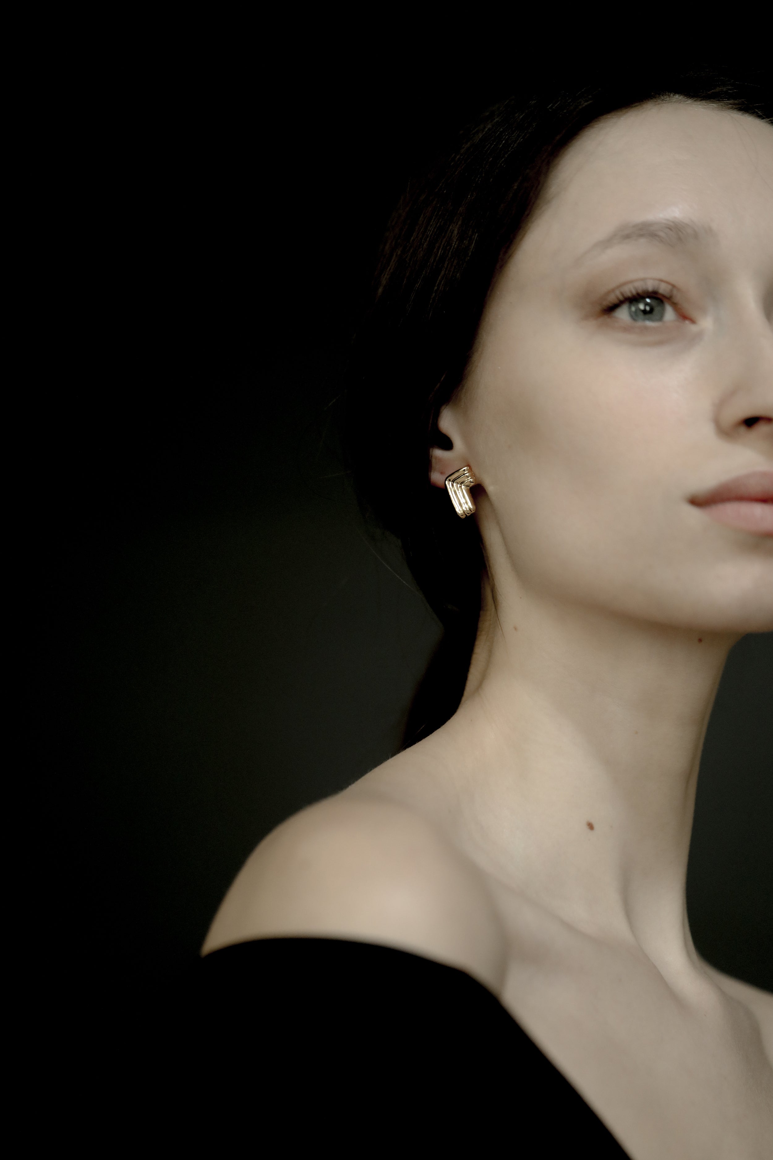 L Ribbed Sculptural Stud Earrings