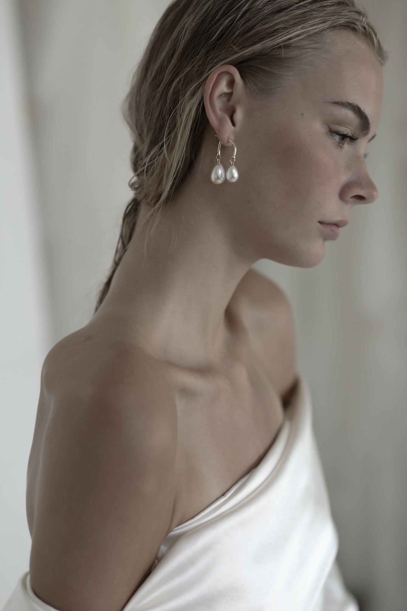 gilded-asymmetric-pearl-drop-earrings-abellie-2.jpg