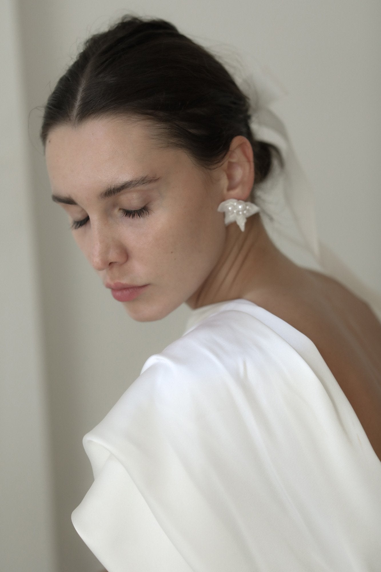 lexi-studs-ab-ellie-bridal-earrings_09.jpg