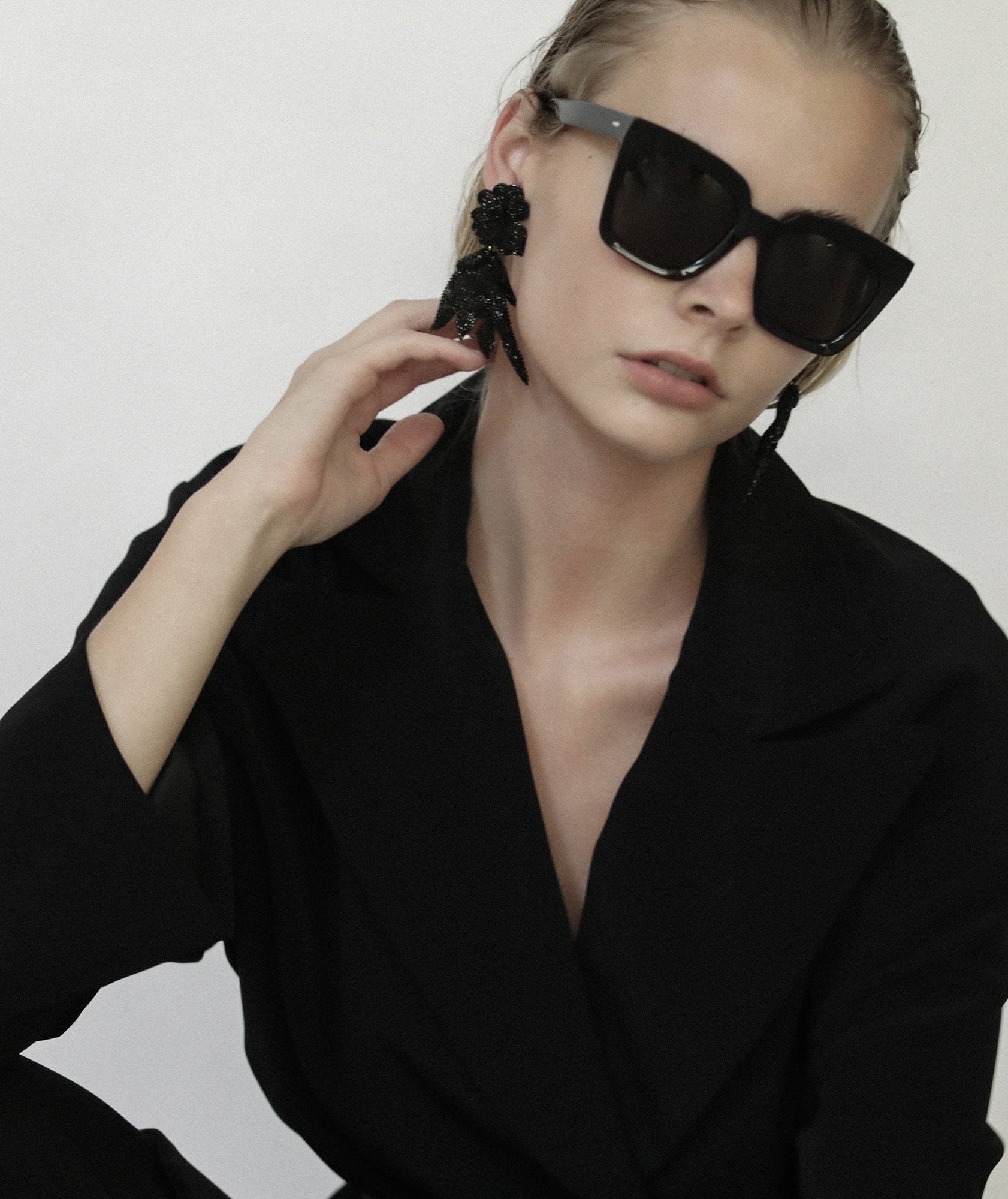 Maj Drop Earrings - Black