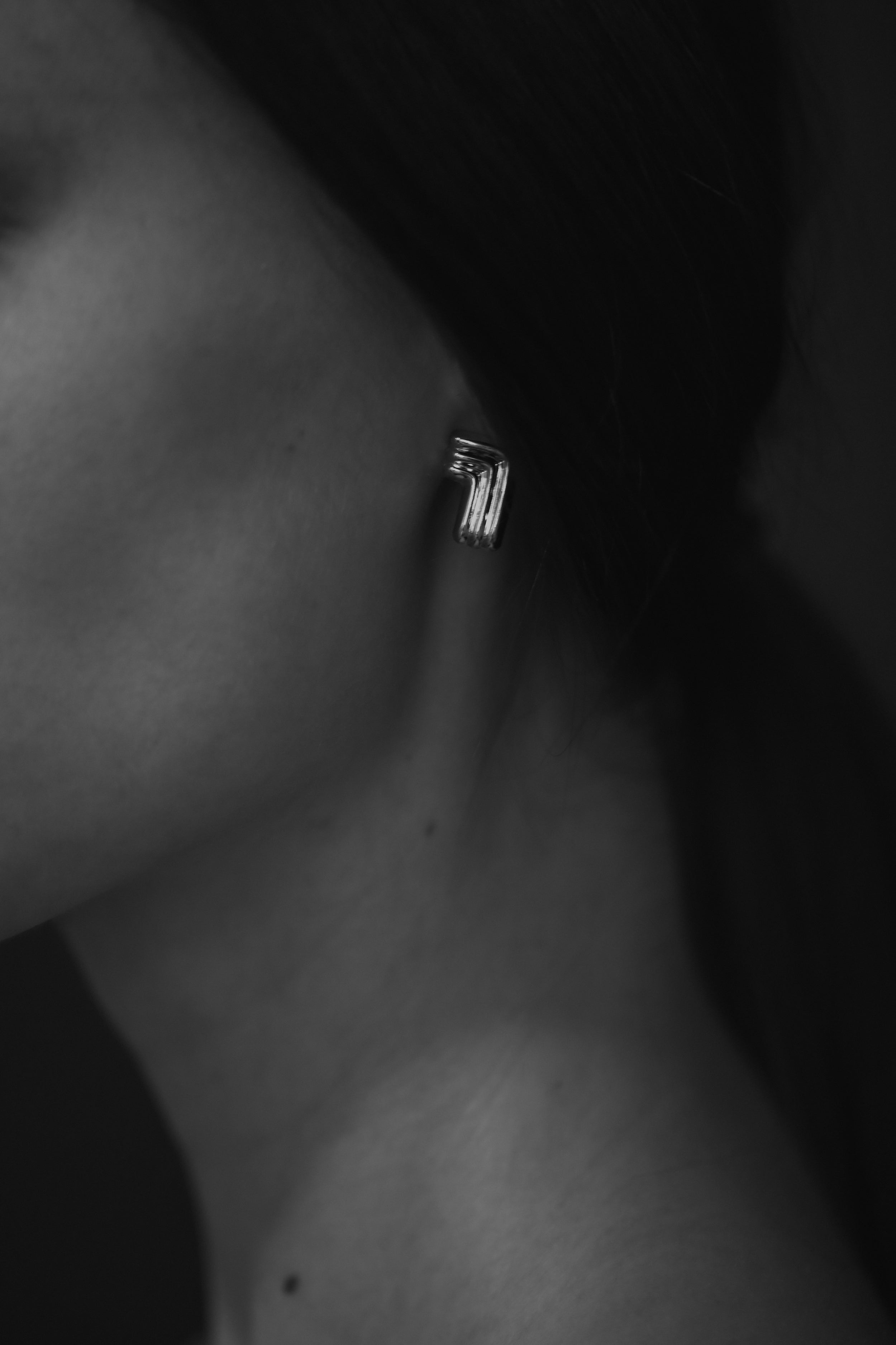 L Ribbed Sculptural Stud Earrings