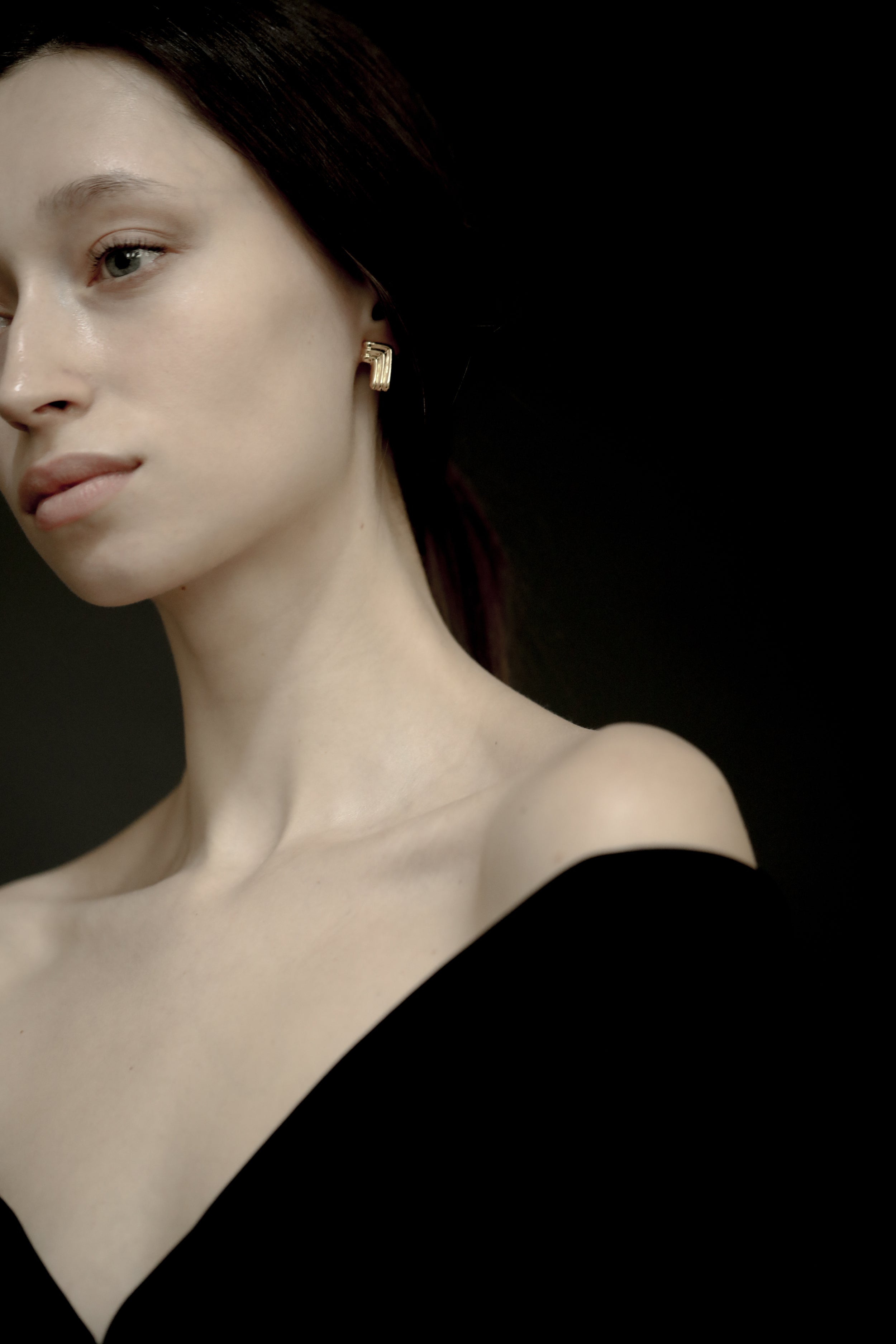 L Ribbed Sculptural Stud Earrings