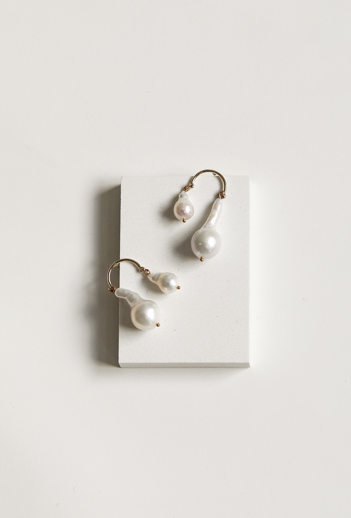 baroque-asymmetrical-pearl-drop-earrings-abellie-bridal-accessories_32.jpg