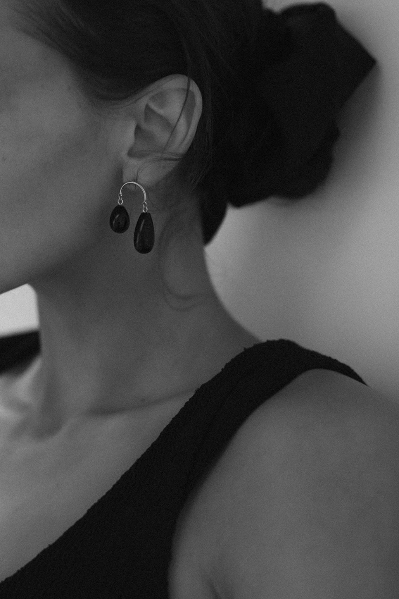 Glass Asymmetric Drop Earrings - Black