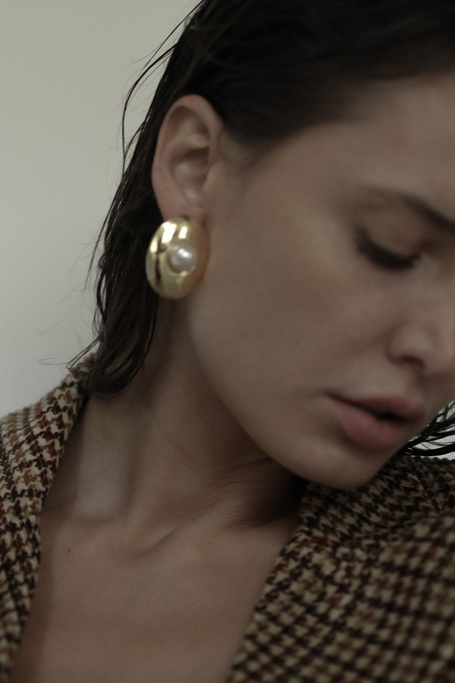 bowie-gold-pearl-stud-earrings-abellie-9.jpg